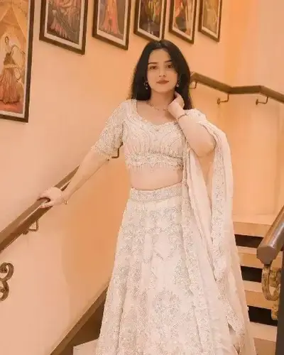 Escort Karwi